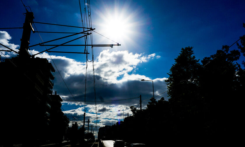 Καιρός: Αραιές νεφώσεις με λίγες τοπικές βροχές 