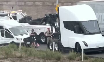 «Έμεινε» το φορτηγό της Tesla (+video)