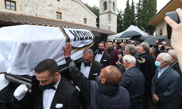 ΠΑΟΚ: Πλήθος κόσμου στην κηδεία του Σταύρου Σαράφη