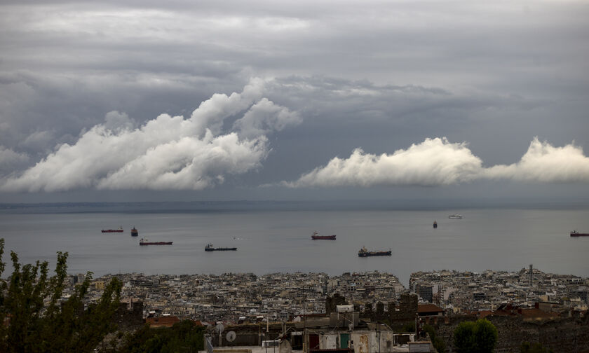 Καιρός: Νεφώσεις με τοπικές βροχές