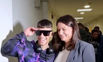 Επικαιρότητα: Ενοχλήθηκε η Κεραμέως όταν μαθητής έβαλε γυαλιά πριν φωτογραφηθούν