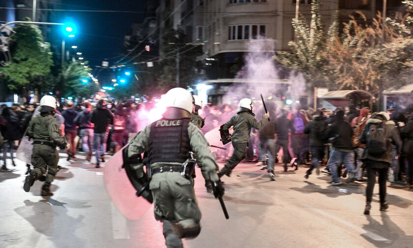 AT Ομόνοιας: Χημικά και μολότοφ στην πορεία για τον βιασμό της 19χρονης (pics - vid)