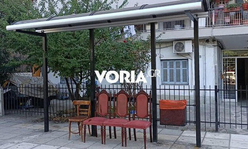Θεσσαλονίκη: Δεν είναι έργο τέχνης, είναι καρέκλες σαλονιού αντί για παγκάκι 