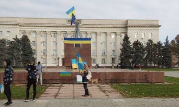 Υψώθηκε η σημαία της Ουκρανίας στη Χερσώνα – Ολοκληρώθηκε η απόσυρση της Ρωσίας