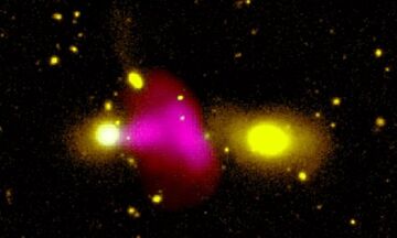 Μαύρη τρύπα εκτοξεύει πλάσμα προς γειτονικό της γαλαξία