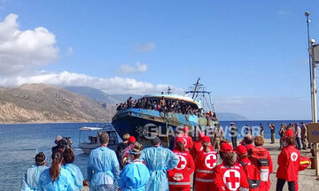 Κρήτη: Στο λιμάνι Παλαιόχωρας το ακυβέρνητο σκάφος με τους εκατοντάδες μετανάστες (pics)