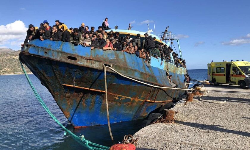 Κρήτη: Καρέ-καρέ η επιχείρηση διάσωσης των 483 μεταναστών στην Παλαιόχωρα