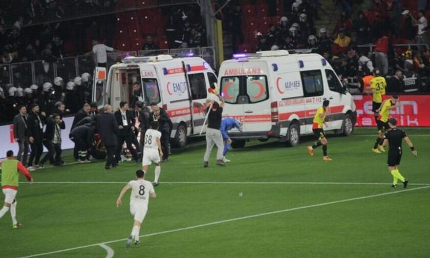 Τουρκία: Οπαδός χτύπησε παίκτη με το σημαιάκι του κόρνερ! (vid)