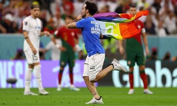 Πορτογαλία - Ουρουγουάη: Ακτιβιστής μπήκε στο γήπεδο με σημαία της ΛΟΑΤΚΙ