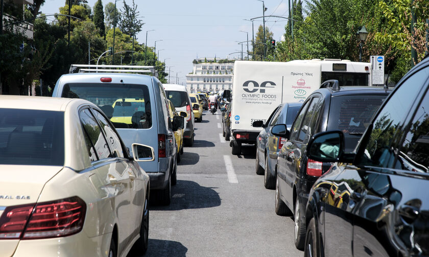 Κυκλοφοριακό πρόβλημα στη Λ. Βουλιαγμένης προς Βάρκιζα λόγω σύγκρουσης οχημάτων (vid)