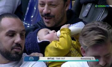 Περιστέρι - Ρίτας: Στοργικός πατέρας ταΐζει το μωρό του στις εξέδρες του Περιστερίου!
