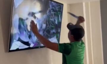 Μουντιάλ 2022 - Μεξικό: Οπαδός τρελάθηκε και άρχισε να χτυπάει και να μαχαιρώνει τη τηλεόραση (vid)