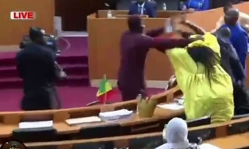 Σενεγάλη: Ξύλο μέσα στη Βουλή 