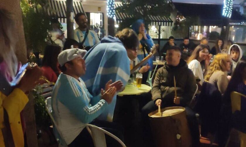 Εστεπόνα: Οπαδοί της Αργεντινής παρακολουθούν το ματς με την Αυστραλία (vid)