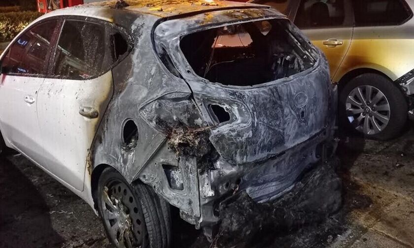 Νύχτα έντασης στην Υμηττού – Εμπρηστική επίθεση σε αντιπροσωπεία αυτοκινήτων