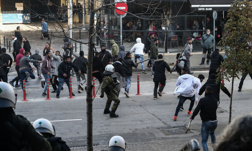 Θεσσαλονίκη: Επεισόδια έξω από τα δικαστήρια όπου βρίσκεται ο αστυνομικός που πυροβόλησε τον 16χρονο
