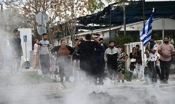Ένταση στη Μεσογείων: Ρομά άναψαν φωτιές στον δρόμο – Πετροπόλεμος με την αστυνομία
