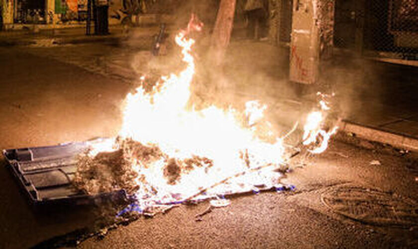 Φωτιές έχουν ανάψει οι Ρομά στο Σχιστό Κορυδαλλού - Πετούν αντικείμενα στους αστυνομικούς