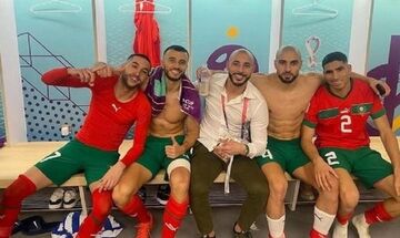 Μουντιάλ 2022- Ο Άμραμπατ στα αποδυτήρια του Μαρόκου γιόρτασε με τον αδερφό του την πρόκριση!