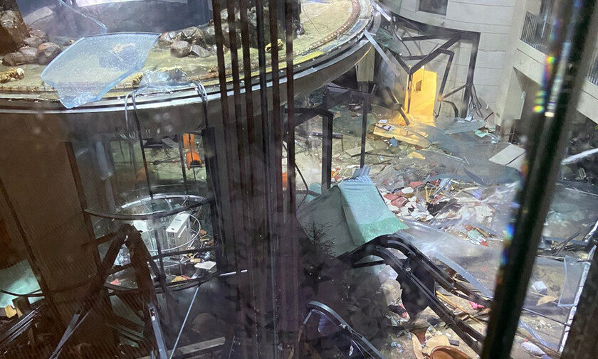 Εικόνες καταστροφής στο Βερολίνο: «Εξερράγη» τεράστιο ενυδρείο σε ξενοδοχείο