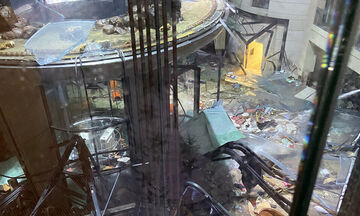 Εικόνες καταστροφής στο Βερολίνο: «Εξερράγη» τεράστιο ενυδρείο σε ξενοδοχείο