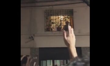 Αργεντινή: Εκατοντάδες οπαδοί έξω από το σπίτι της γιαγιάς του Μέσι επευφημώντας την!(pic)