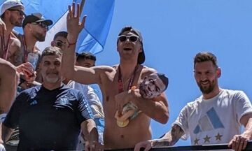 Με κούκλα... Εμπαπέ στα χέρια στην πομπή της Εθνικής Αργεντινής ο Εμιλιάνο Μαρτίνες!