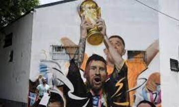 Λιονέλ Μέσι: Η πρώτη τοιχογραφία αγκαλιά με το τρόπαιο του Παγκοσμίου Κυπέλλου (vid)