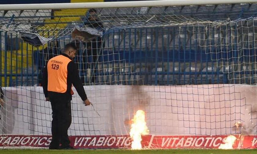 Διακοπή του Ανόρθωση - Καρμιώτισσα λόγω ρίψης καπνογόνων των οπαδών των γηπεδούχων!