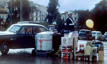 Τα γιορτινά δώρα των τροχονόμων μπροστά στα περίφημα «βαρέλια» - Πώς ξεκίνησε το έθιμο 