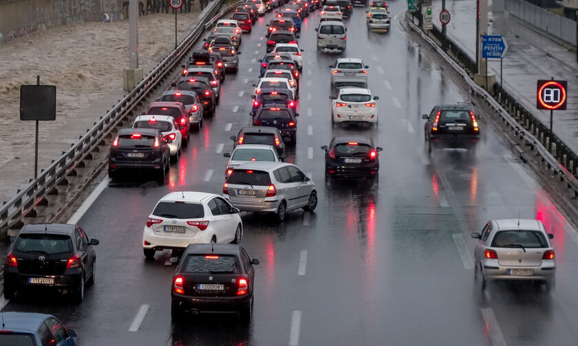 Κηφισός: Κλειστή μία λωρίδα κυκλοφορίας λόγω ανατροπής ΙΧ