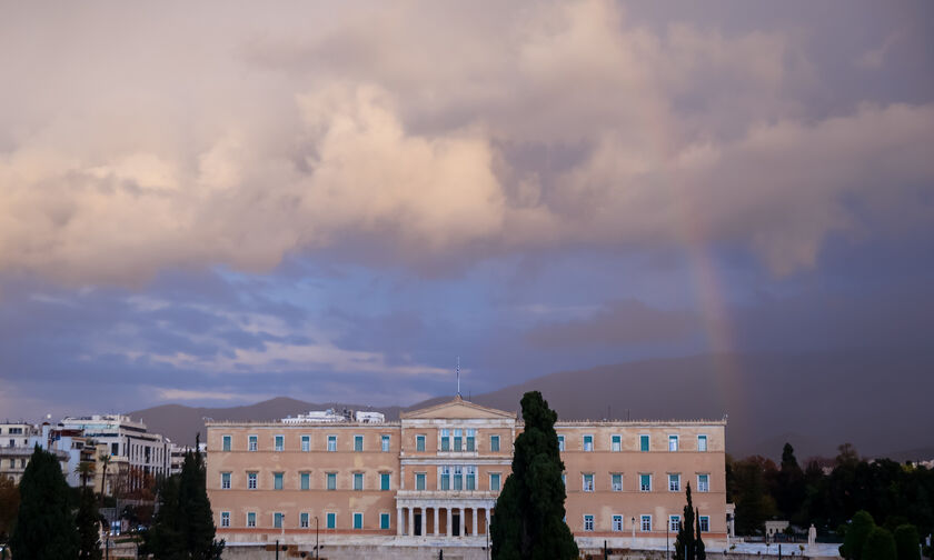 Καιρός: Γενικά αίθριος, με λίγες τοπικές νεφώσεις. 