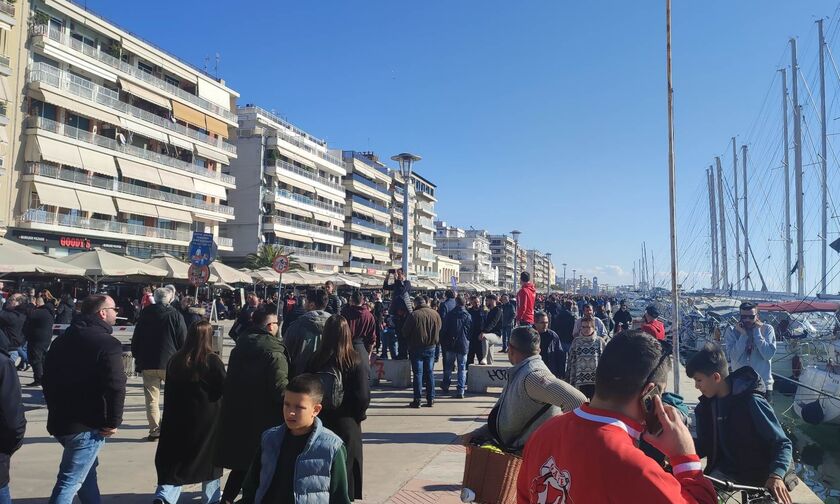 ΑΠΟΣΤΟΛΗ ΒΟΛΟΣ: «Κατακόκκινος» ο Βόλος – Συνθήματα στο κέντρο της πόλης από 15.000 φιλάθλους (vids)