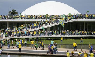 Βραζιλία: Χάος με εισβολή εκατοντάδων οπαδών του Μπολσονάρου σε προεδρικό μέγαρο και Κογκρέσο (vids)