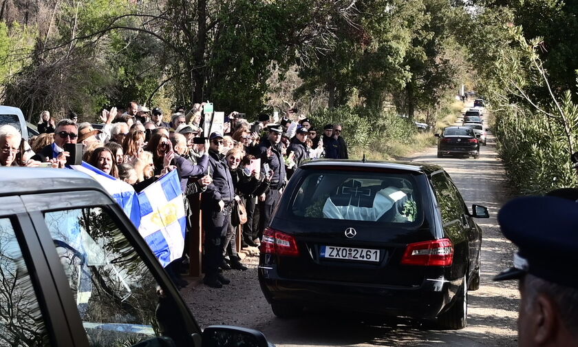 Κηδεία τέως βασιλιά Κωνσταντίνου: Οδηγήθηκε στην τελευταία του κατοικία (vids)