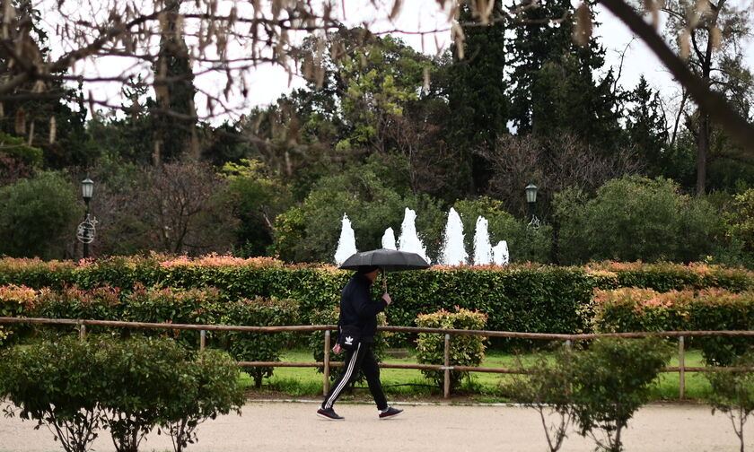 Kαιρός: Λίγες νεφώσεις με τοπικές βροχές 