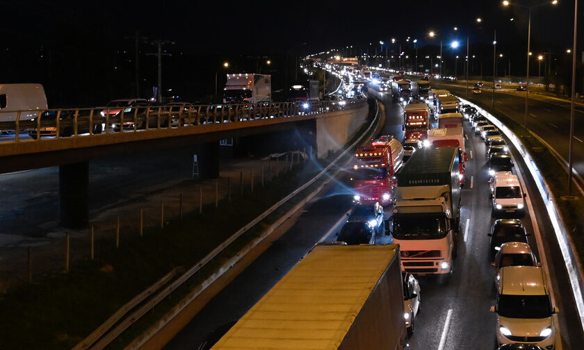 Κηφισός: Μετ’ εμποδίων η κυκλοφορία στο ρεύμα προς Πειραιά λόγω ανατροπής νταλίκας (vid)