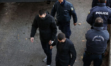 Δίκη για τη δολοφονία Αλκη Καμπάνου: Αρνήθηκαν τις κατηγορίες οι «12», ένταση έξω από τα δικαστήρια