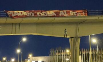 Ατλέτικο Μαδρίτης: Οπαδοί κρέμασαν ομοίωμα κούκλας του Βινίσιους από γέφυρα 