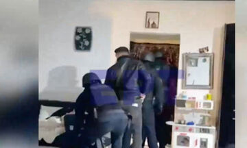 Ωρωπός: Βίντεο από την επιχείρηση της ΟΠΚΕ στο σπίτι του αρχηγού της σπείρας που ρήμαζε σπίτια