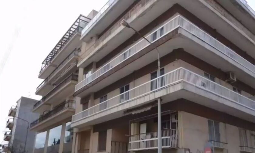 Viral το βίντεο με κολώνα φωτισμού που περνά μέσα από μπαλκόνι στην Ξάνθη (vid)