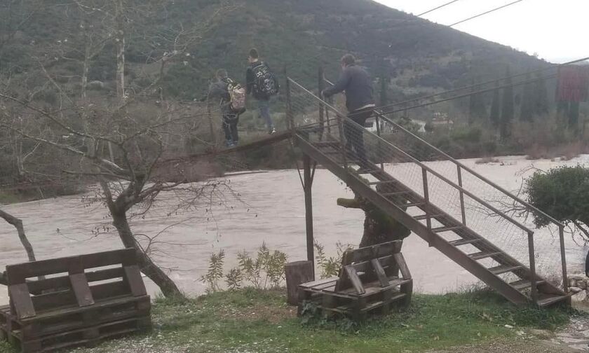 Αιτωλοακαρνανία: Εισαγγελική παρέμβαση για την επικίνδυνη διέλευση μαθητών από τον Εύηνο