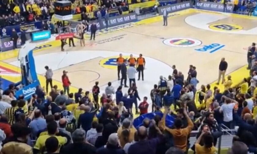 Φενέρ - Ολυμπιακός: Οπαδοί των γηπεδούχων δεν άφηναν τους διαιτητές να μπουν στα αποδυτήρια (vid)