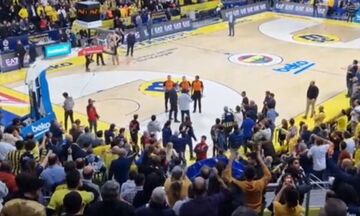 Φενέρ - Ολυμπιακός: Οπαδοί των γηπεδούχων δεν άφηναν τους διαιτητές να μπουν στα αποδυτήρια (vid)