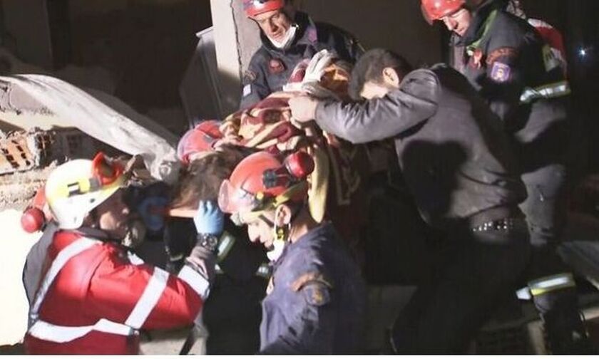 Σεισμός στην Τουρκία: Δεύτερη νύχτα αγωνίας πάνω από τα χαλάσματα - Τρίτο παιδί απεγκλώβισε η ΕΜΑΚ