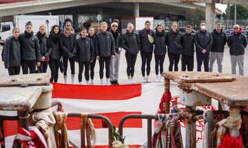 Oι βολεϊμπωλίστριες του Ολυμπιακού στο μνημείο των θυμάτων της «Θύρας 7»