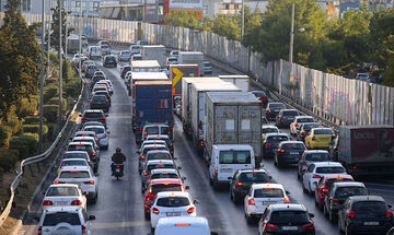 Καραμπόλα τριών αυτοκινήτων στον Κηφισό