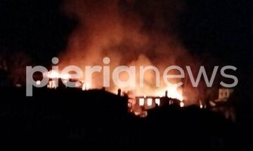 Πιερία: Φωτιά σε παραδοσιακό οικισμό - Έχουν καεί σπίτια και καταστήματα