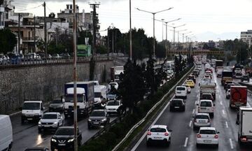 Καραμπόλα τριών οχημάτων στον Κηφισό