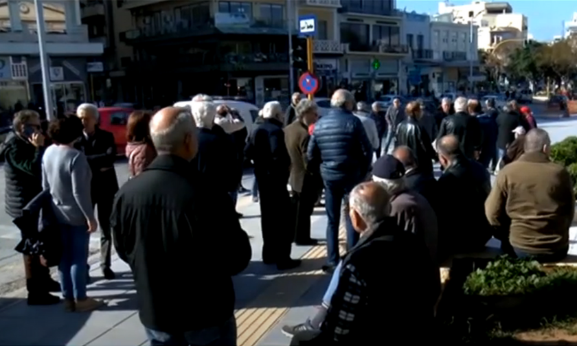 Βγήκαν στους δρόμους οι συνταξιούχοι των Χανίων - «Εμπαιγμός» οι αυξήσεις στις συντάξεις (vid)